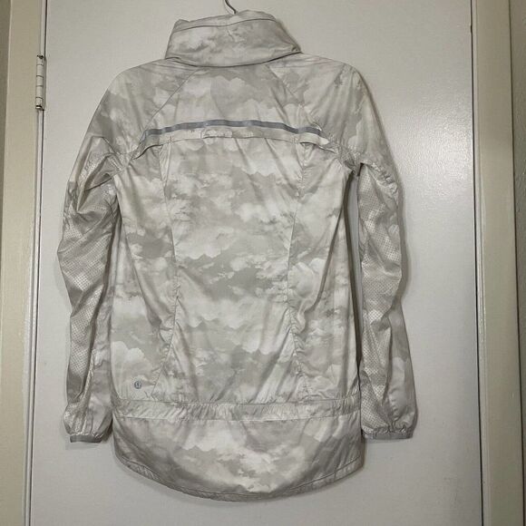 LULULEMON tan Clouds hooded windbreaker full zip pack it up jacket size US 4 - Picture 5 of 9